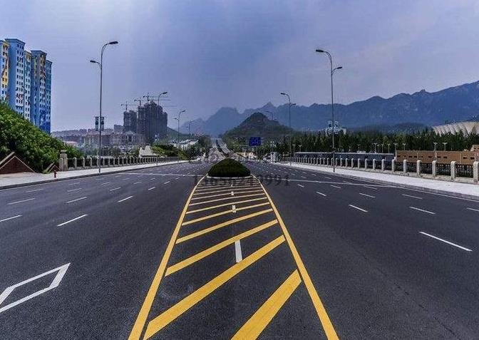 鎮(zhèn)江道路劃線，鎮(zhèn)江道路劃線施工單位？飛揚(yáng)市政專業(yè)可靠！
