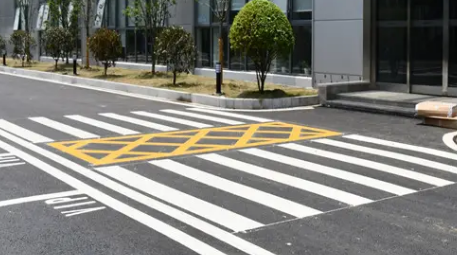 優(yōu)質(zhì)企業(yè)廠區(qū)道路劃線，高效安全的必備選擇！
